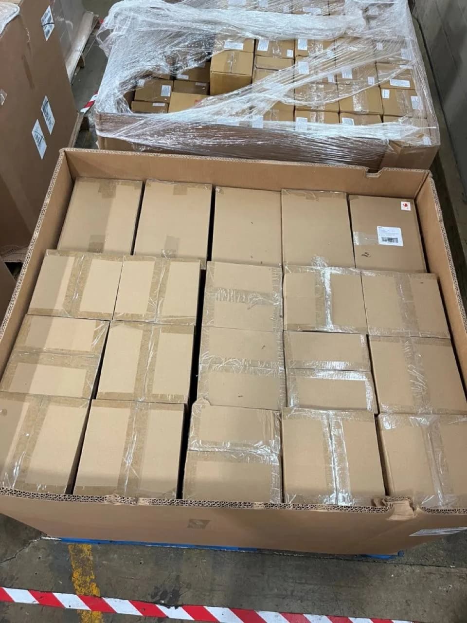 Large Vases: 85% Off Original Retail (G49937) — Houseware liquidation pallet, 45 units