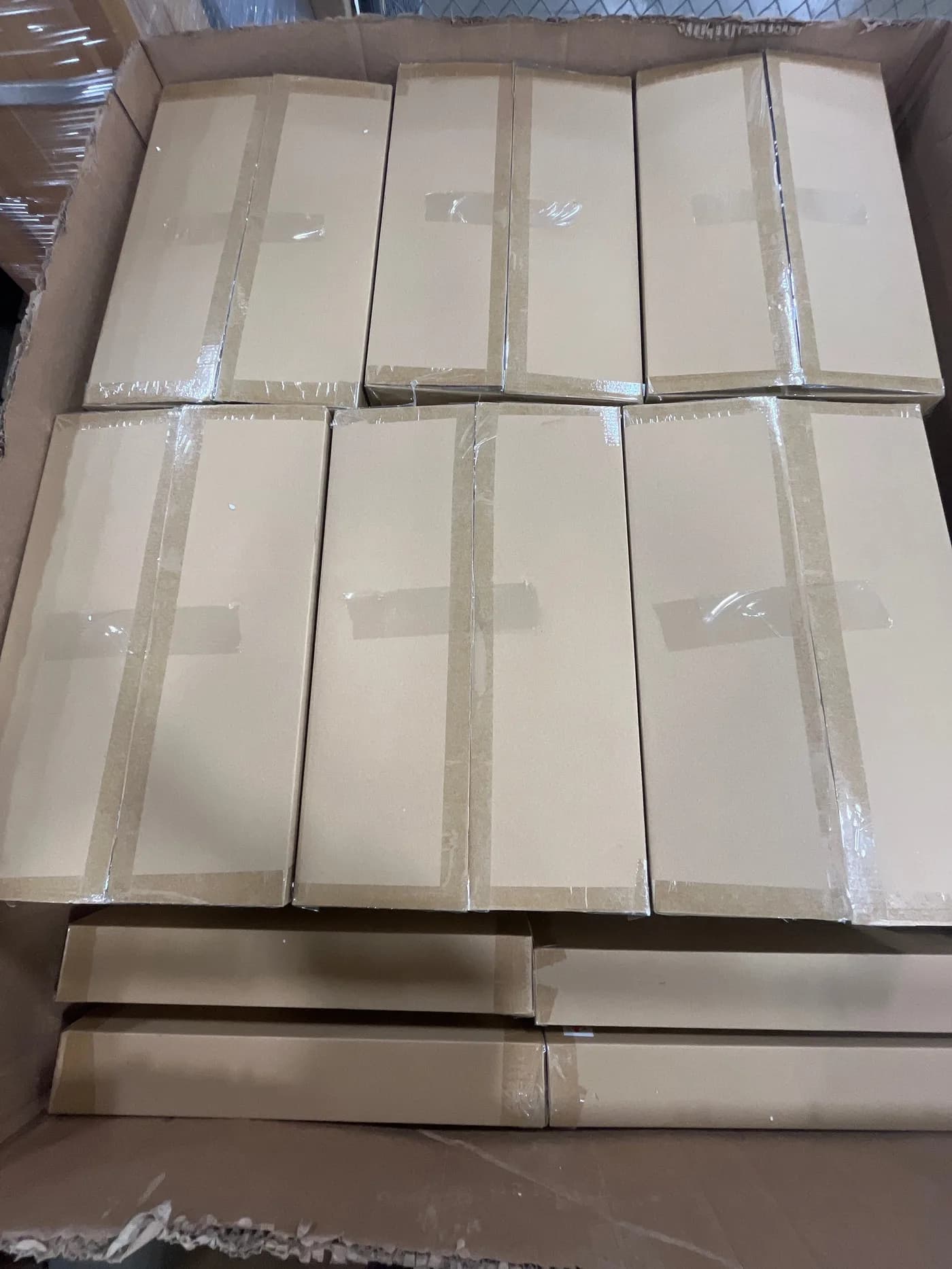 Assorted Large Table Top Plates: 85% Off Original Retail (G58113) — General Merchandise liquidation pallet, 70 units