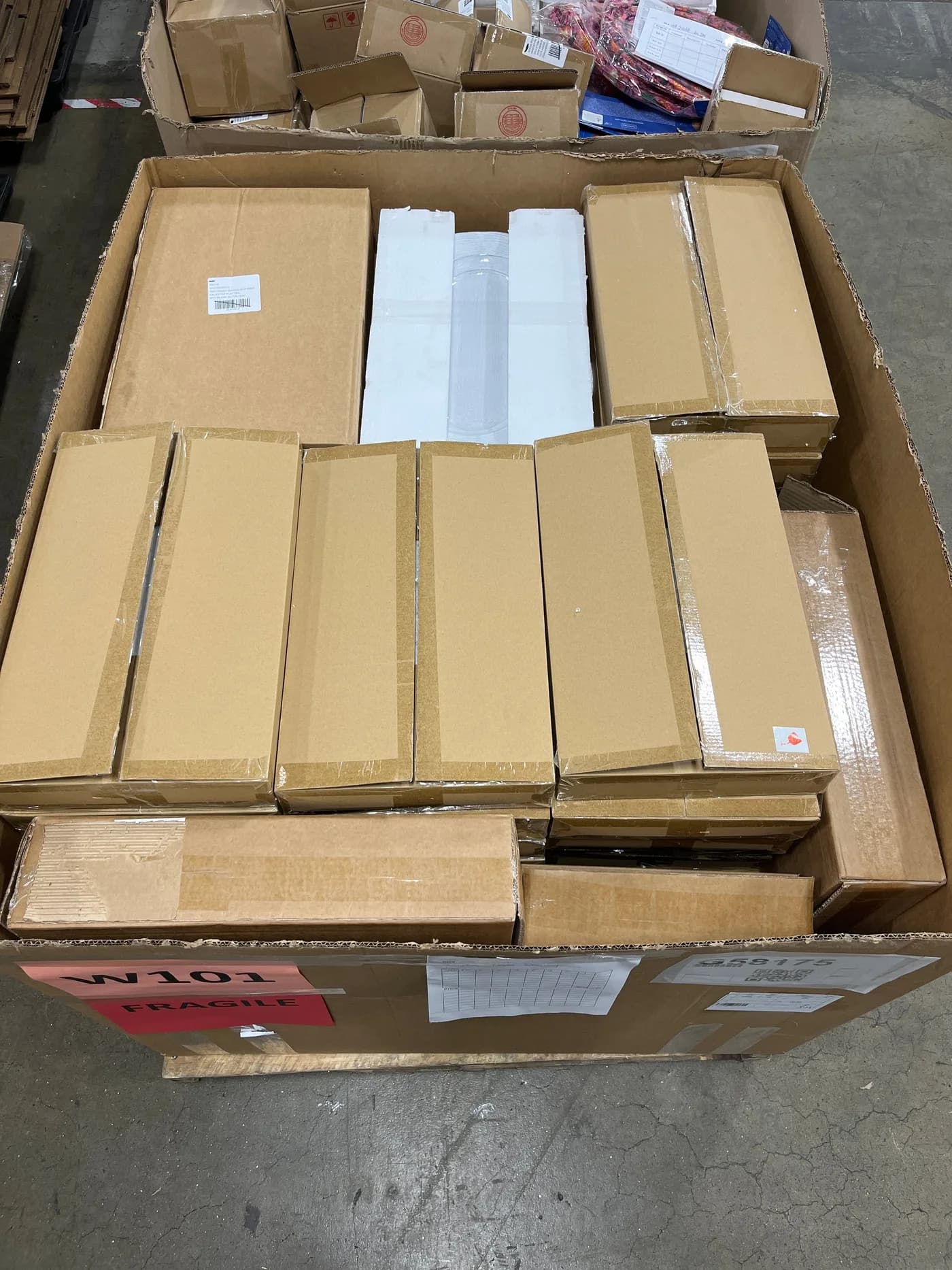 Assorted Large Table Top Plates: 85% Off Original Retail (G58175) — General Merchandise liquidation pallet, 47 units