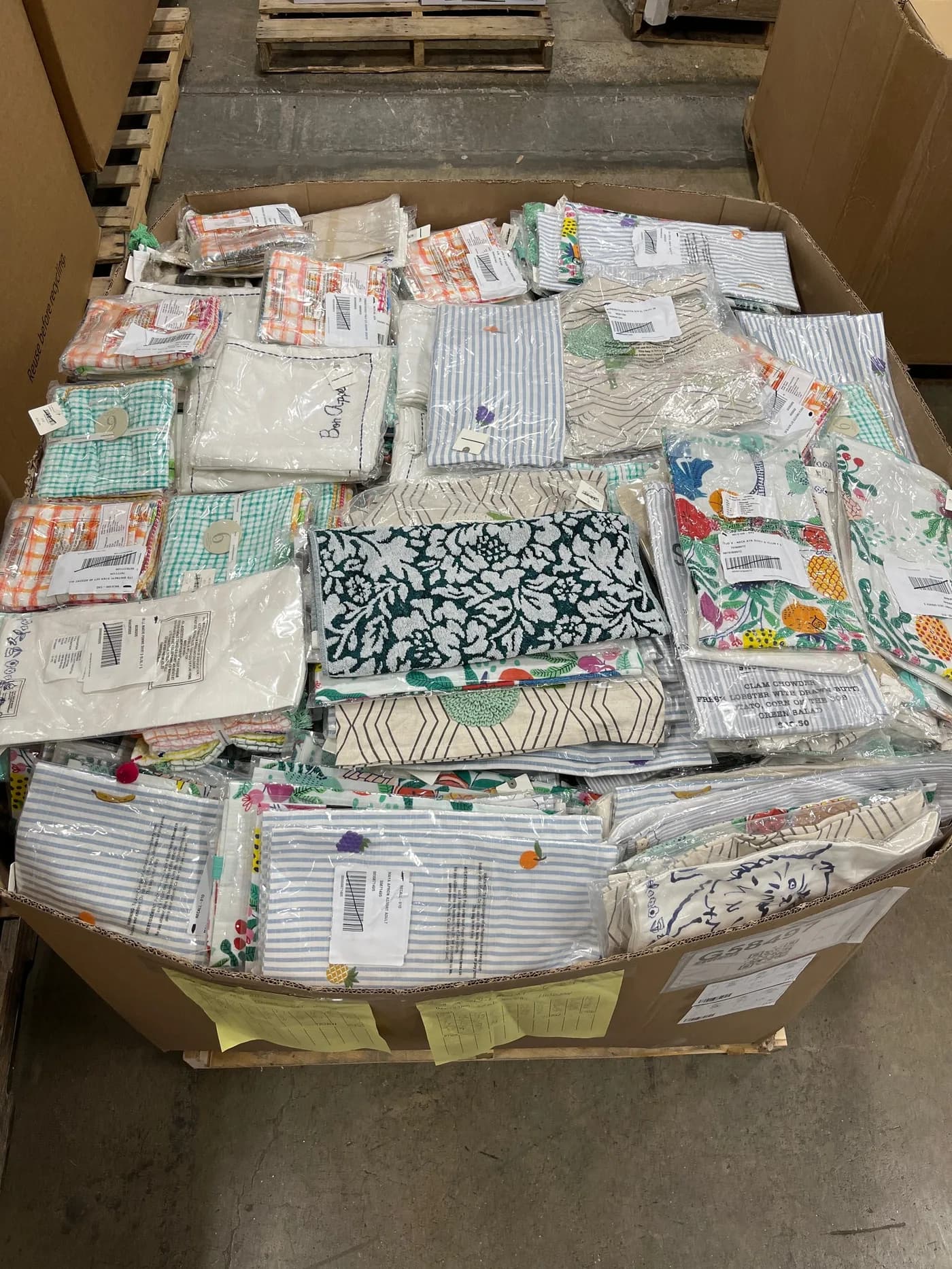 Assorted Dish Towels: 85% Off Original Retail (G58497) — Houseware liquidation pallet, 1,701 units