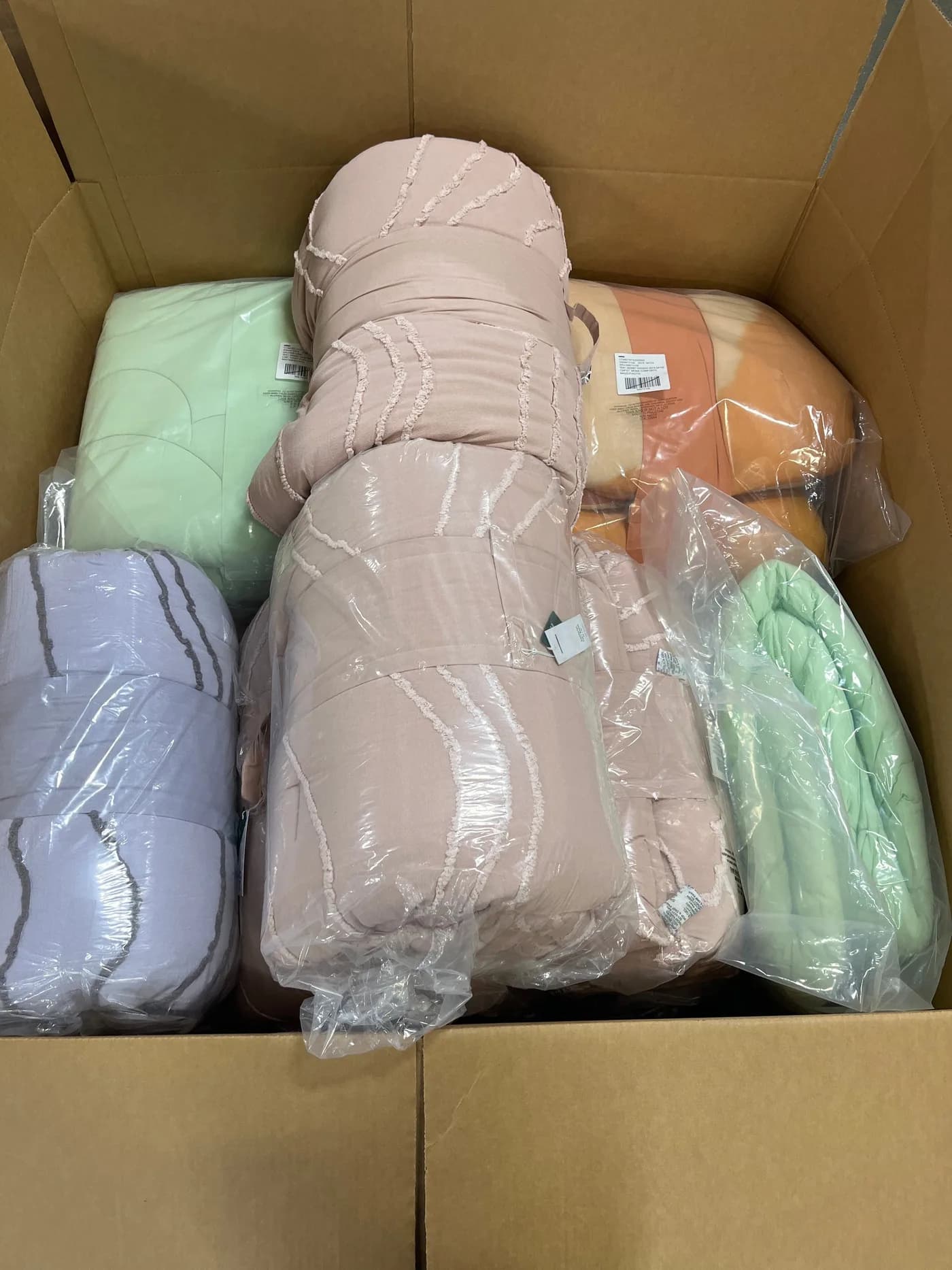 Assorted Comforters: 92% Off Original Retail (G59758) — Houseware liquidation pallet, 15 units