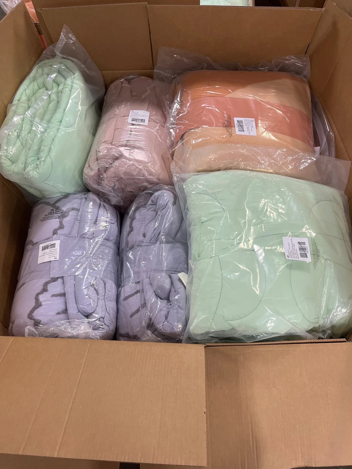 Assorted Comforters: 92% Off Original Retail (G59759) — Houseware liquidation pallet, 15 units
