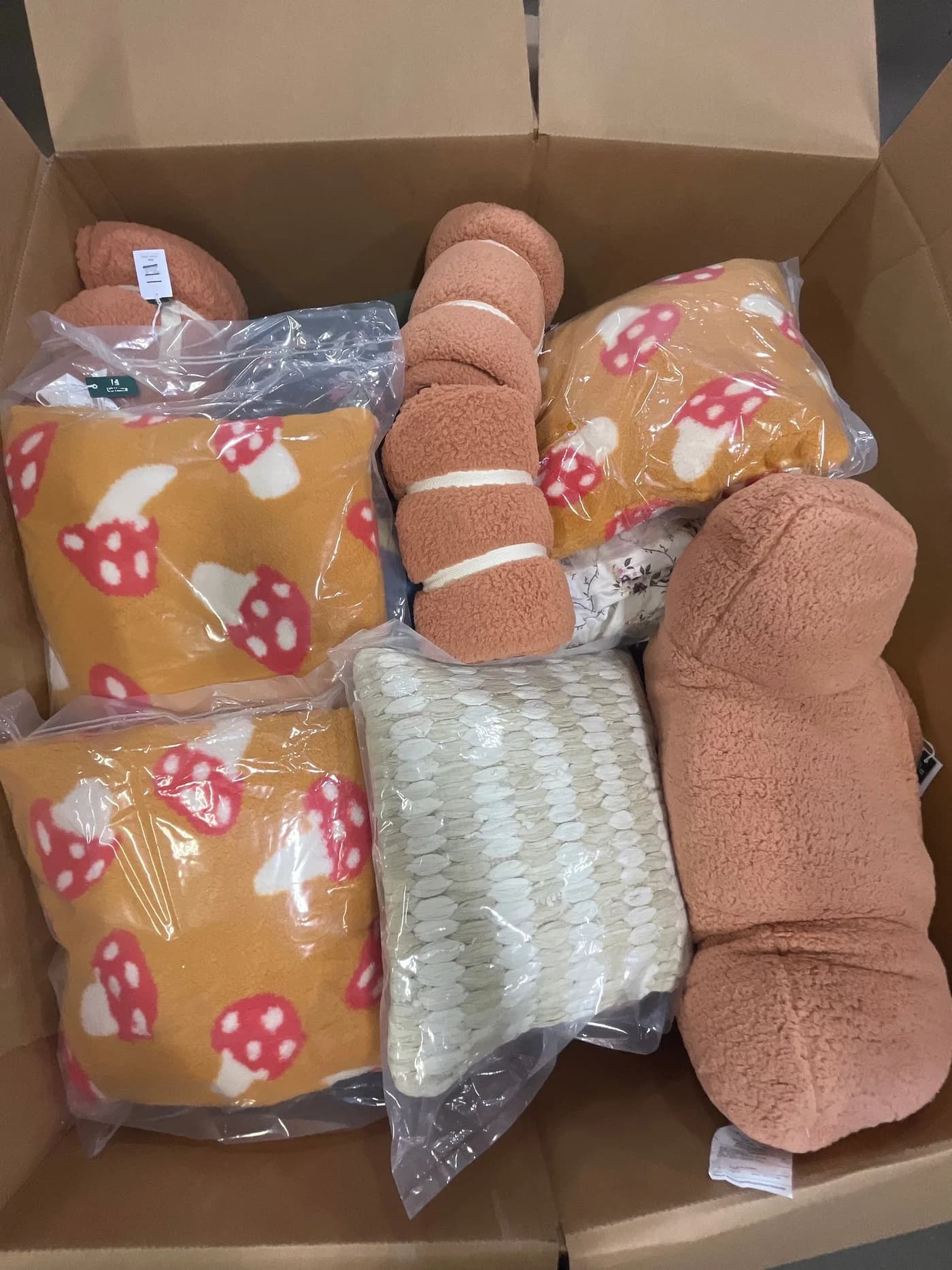 Assorted Bedding: 92% Off Original Retail (G59763) — Houseware liquidation pallet, 45 units