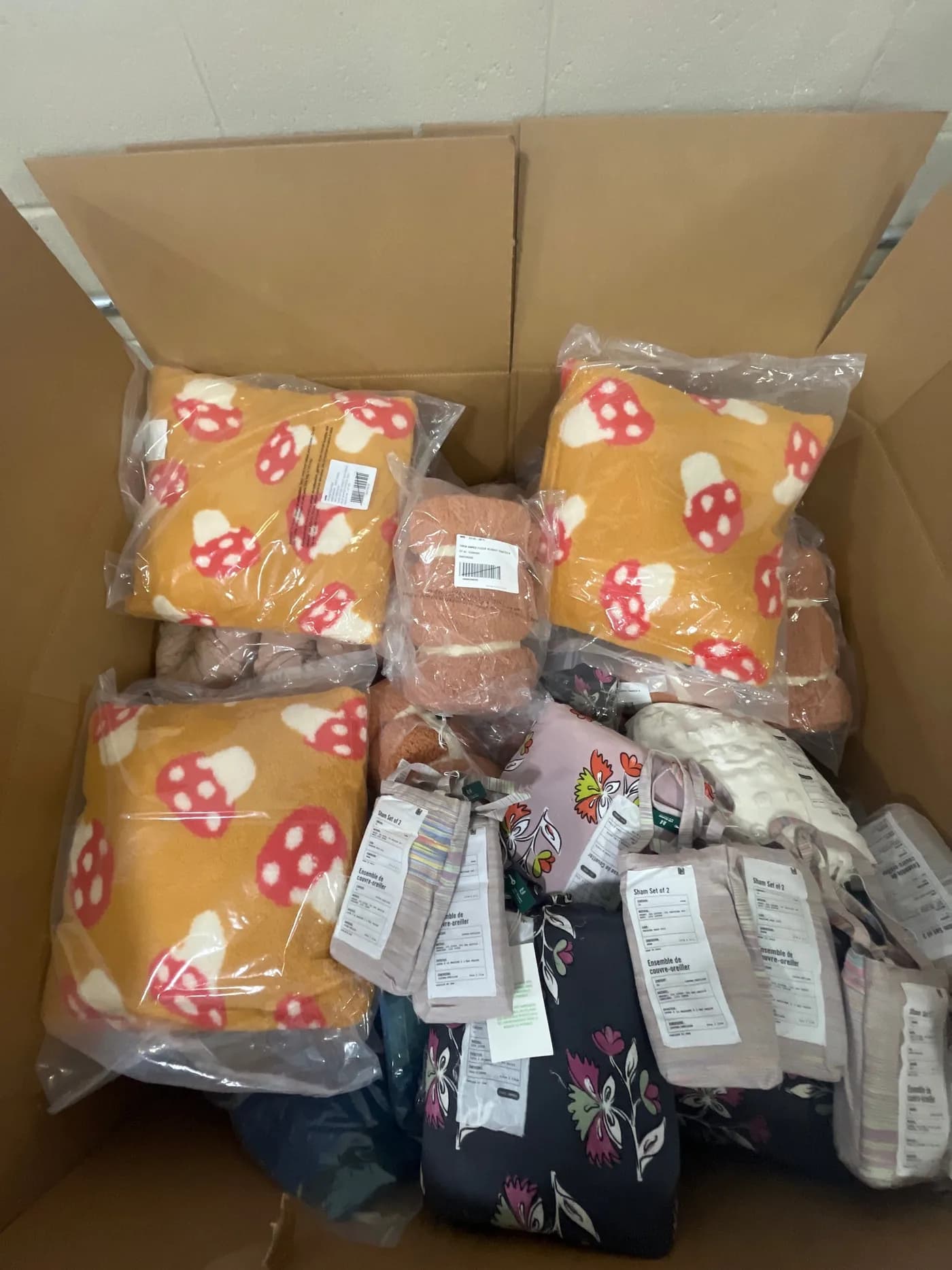 Assorted Bedding: 92% Off Original Retail (G59775) — Houseware liquidation pallet, 50 units