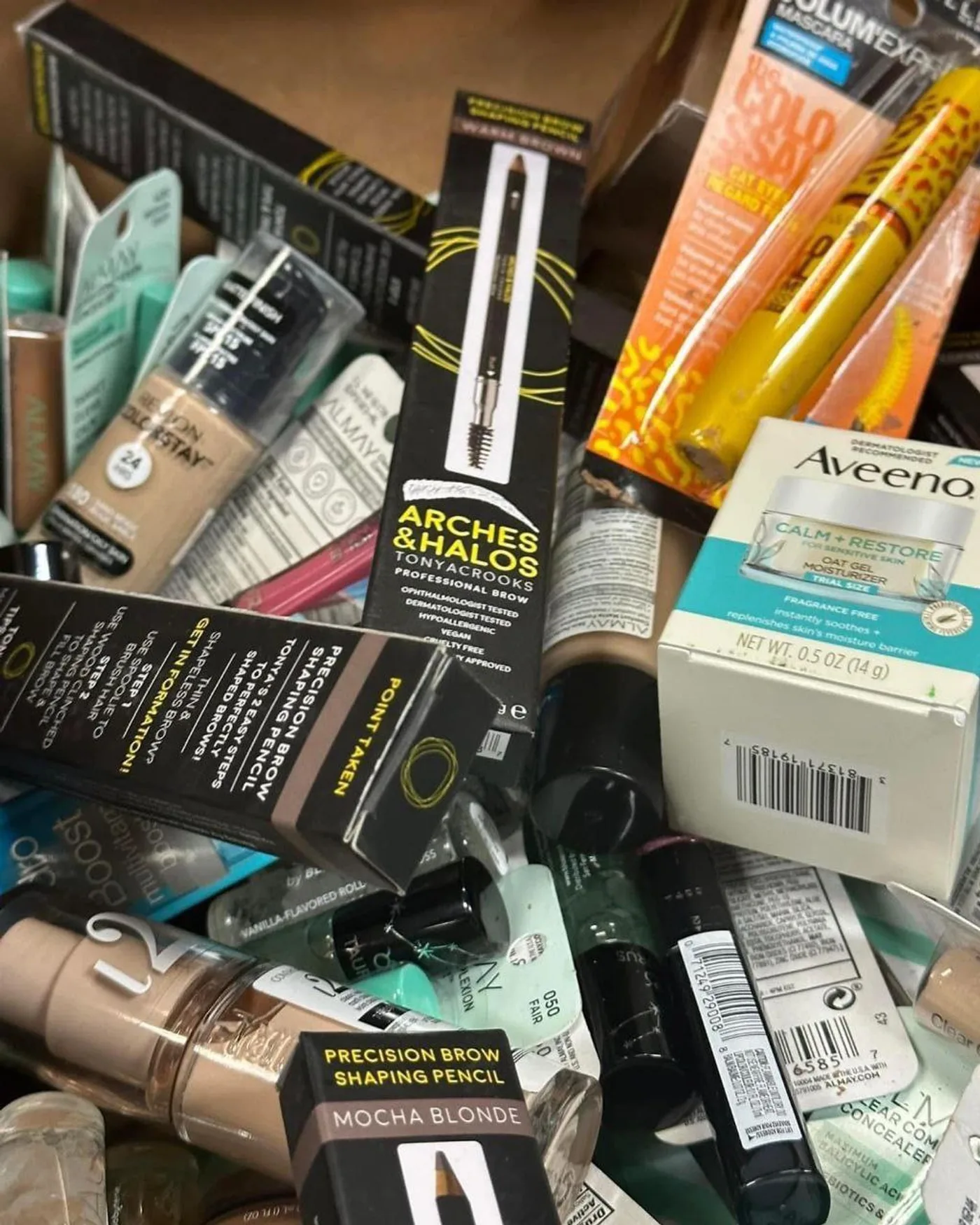 Mixed Cosmetics Pallet, 150 Units — full lot photo
