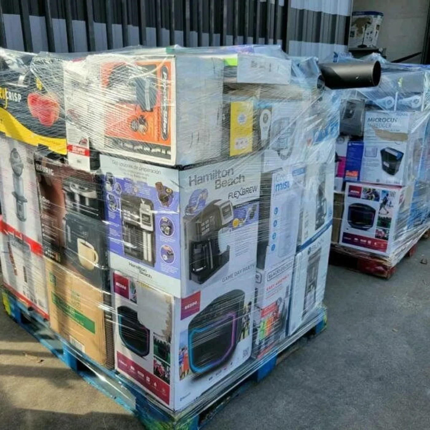 Mixed Electronics Pallet, 200 Units — full lot photo