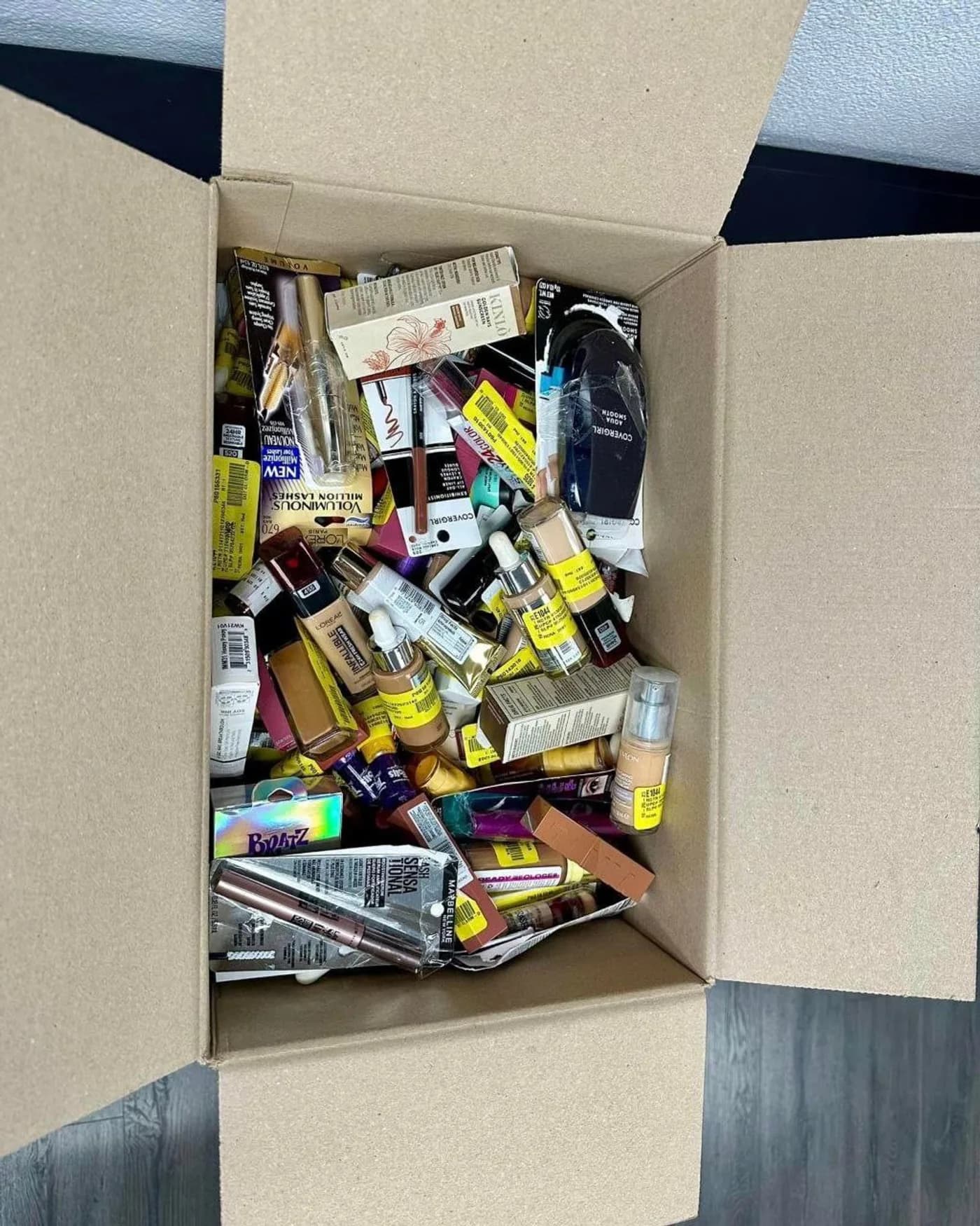 Mixed Cosmetics Pallet, 50 Units — full lot photo
