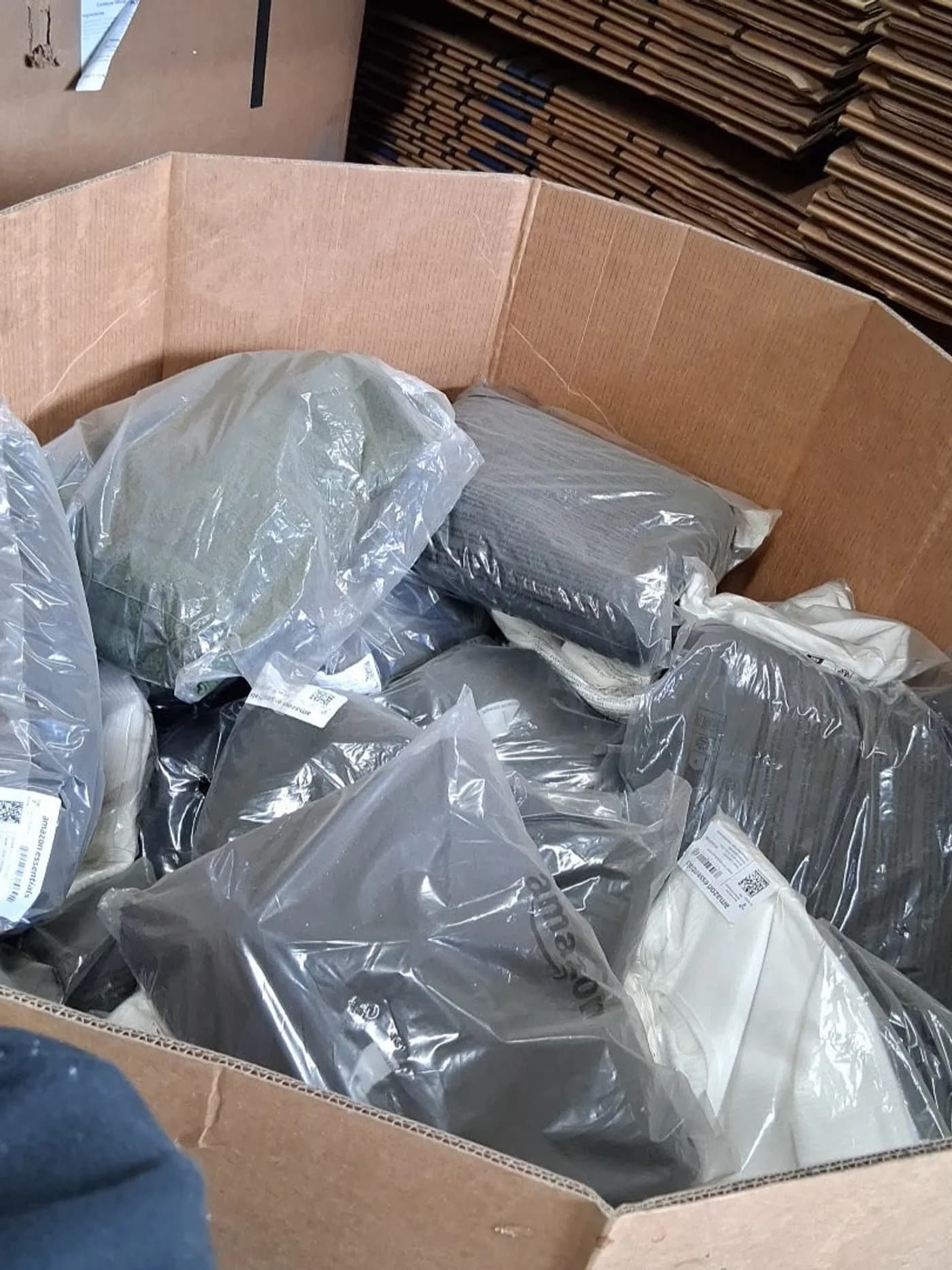 Amazon Essentials Clothing Pallet, 650 Units — additional view 2