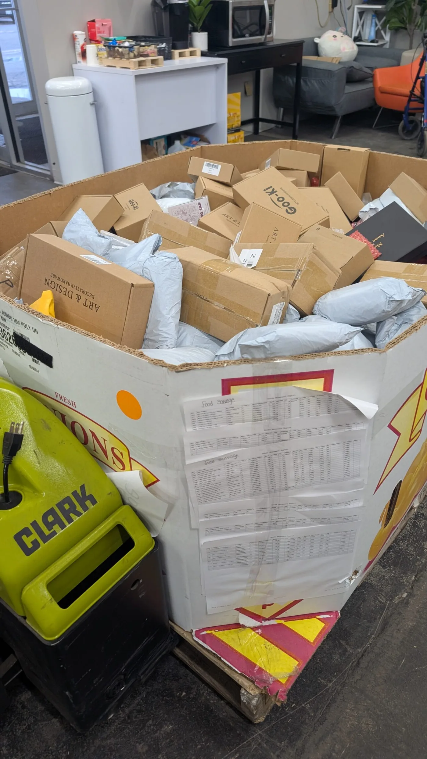 Gaylord Pallet, Bulk Mixed Merchandise — full lot photo